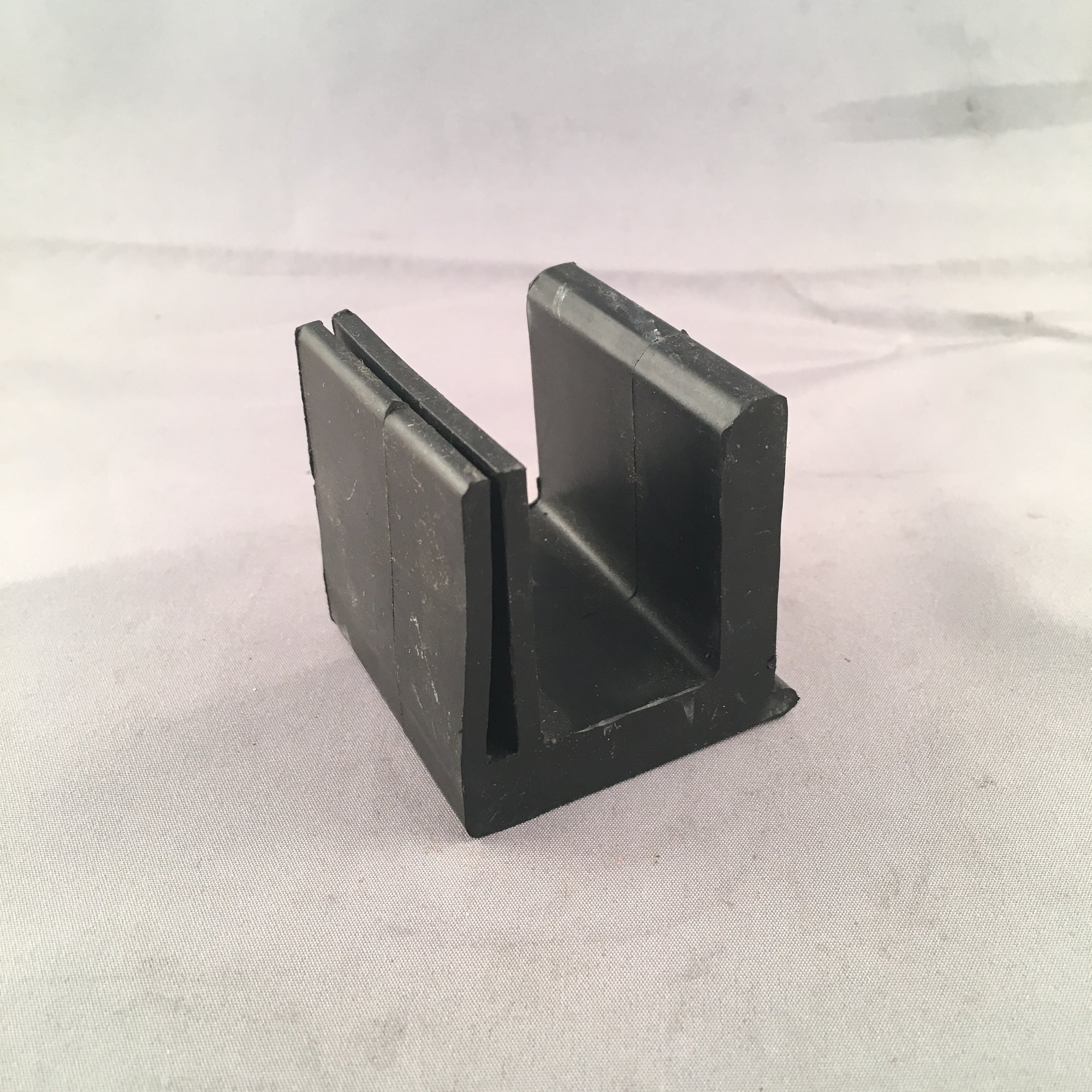 EMC BLOCK, SLIP 40MM FOR FOLDING WINDSCREEN  OF VANTAGE MODEL VEHICLES